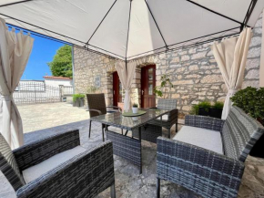 Stone House Mia